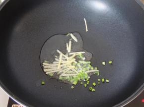 炒锅烧热， 放入一勺食用油，油烧至六成热的时候，放入姜丝和葱花，小火煸炒出香味。
