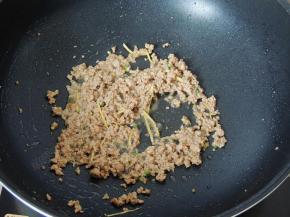 加入适量生抽，翻炒均匀，就可以盛出来了。