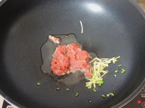 将肉末倒入锅中，快速煸炒，将肉末煸炒至散。