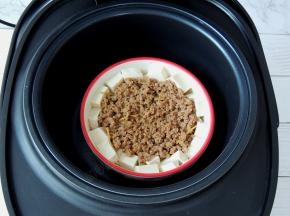 将豆腐肉末放入甄锅里面，然后将甄锅放回三角釜中。