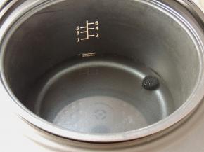 电饭煲的三角釜中放入适量清水，水量到最低水位线的位置。