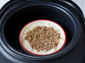 蒸好之后，打开盖子，可以看见豆腐已经蒸出了很多孔，充分吸收了肉末的鲜香味道。