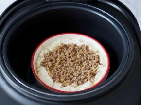 蒸好之后，打开盖子，可以看见豆腐已经蒸出了很多孔，充分吸收了肉末的鲜香味道。
