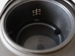 巧釜脱糖电饭煲的三脚釜中放入适量清水，水量到最低水位线的位置。