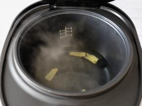 水中放入姜片和料酒，开启“营养蒸”程序，将水煮沸。