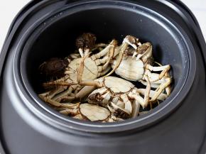 再将甑锅放回巧釜电饭煲的三角釜里面。