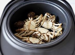 再将甑锅放回巧釜电饭煲的三角釜里面。
