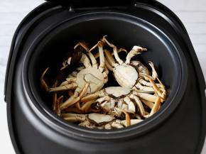 十五分钟之后，打开盖子，完整而且干净的螃蟹就蒸好啦，不断腿也不流黄。