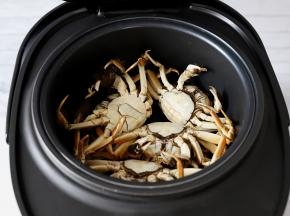 十五分钟之后，打开盖子，完整而且干净的螃蟹就蒸好啦，不断腿也不流黄。