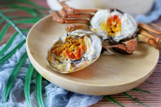 将蒸好的螃蟹取出来，装入盘中就可以上桌享用啦。吃的时候，先掀开螃蟹腹部的三角形盖子，然后掰开蟹壳，可以看见里面满满的蟹黄哟。注意吃前要将蟹肠、蟹鳃、蟹胃、蟹心等不能食用的部位去掉。