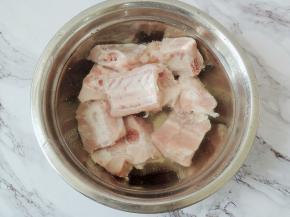 将排骨用温水清洗干净，然后放入盆中，用冷水浸泡半小时。中途要记得换水，将血水浸泡出来。