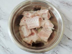 将排骨用温水清洗干净，然后放入盆中，用冷水浸泡半小时。中途要记得换水，将血水浸泡出来。