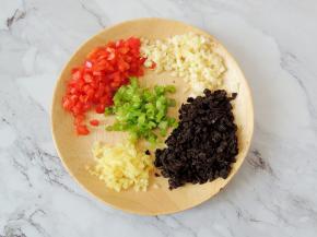 分别将生姜、大蒜和葱花清洗干净，改刀切成末，红椒清洗干净，去蒂去籽，改刀切成小粒，黑豆豉也切碎一些备用。