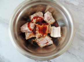 排骨中放入适量生抽、料酒、蚝油、白砂糖、盐。