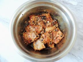 戴上一次性手套，揉捏排骨，将排骨和各种调味料抓匀，然后放入冰箱冷藏腌制半个小时以上。腌制的时间长一些，会更加入味。