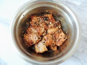 戴上一次性手套，揉捏排骨，将排骨和各种调味料抓匀，然后放入冰箱冷藏腌制半个小时以上。腌制的时间长一些，会更加入味。