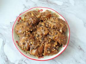 将排骨码放在藕片上面。排骨要尽量平铺码放，不要叠加，避免成熟度不一致。