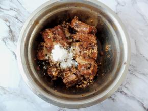 排骨腌制入味以后，放入一大勺淀粉，再次抓匀，让每一块排骨都均匀的裹上一层薄薄的淀粉。然后放入一小勺香油，拌匀。这一步可以让蒸出来的排骨口感更加鲜嫩，不会干柴发硬。