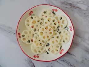 将莲藕清洗干净，削去外皮，然后切成薄片，铺在碗底。