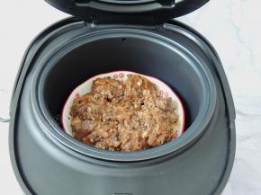 将排骨放入甄锅里面，然后将甄锅放入三角釜内。