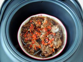 时间结束之前五分钟，打开盖子，在排骨表面撒一些红椒碎，然后盖盖继续蒸五分钟。