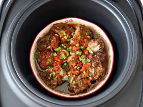 时间到了之后，撒一些葱花，就可以出锅上桌享用啦。