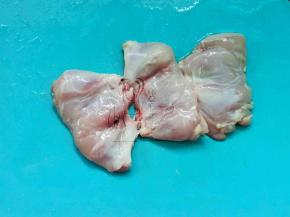 鸡腿去骨去皮，不想去骨也可以直接煮