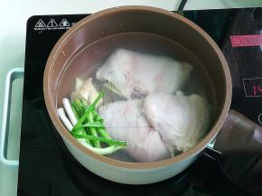 放入锅内加入水，料酒，姜片，葱段，煮大约8分钟取出