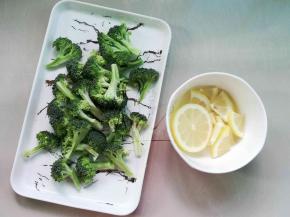 西兰花切小朵，柠檬切片