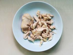 煮好的鸡肉撕成小块