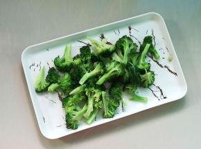沸水放入西兰花煮30秒左右捞出
