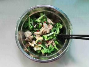 加入西兰花一起和料汁搅拌均匀。