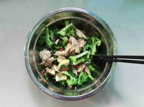 加入西兰花一起和料汁搅拌均匀。