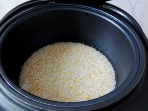 将甄锅放入三角釜中，水量要和米面齐平或者高出少许就可以了。