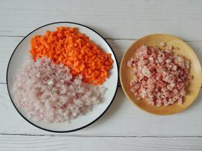 将洋葱和胡萝卜分别清洗干净，切成小丁，培根也切成小粒。