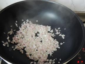 锅烧热，加入一勺食用油，油热以后，放入洋葱，煸炒至透明。
