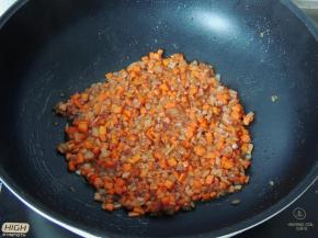 往锅中放入适量生抽和蚝油调味，翻炒均匀。