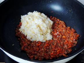 将煮好的藜麦杂粮饭盛入锅中，粒粒分明的米饭用来炒米饭正合适。