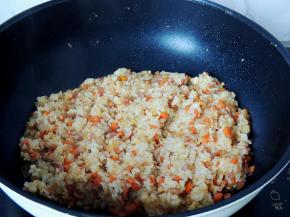 将藜麦饭和配菜翻炒均匀，晾至不烫手以后就可以用来做饭团啦。