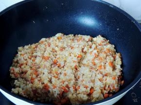 将藜麦饭和配菜翻炒均匀，晾至不烫手以后就可以用来做饭团啦。