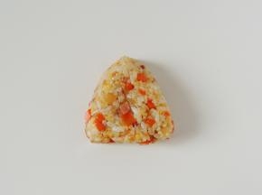 戴上一次性手套，取部分米饭，捏成三角形。