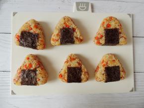 依次做好所有的三角饭团，在饭团底部包上海苔片，就可以吃啦。