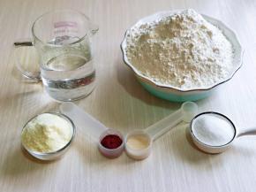 准备食材并称重，糖的量可以根据个人喜好增减，不喜欢也可以不放。