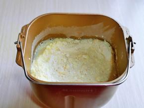 中间挖个坑，加入酵母粉，再加入温水。(水量根据实际情况增减，因为不同品牌的面粉吸水性不同，可以预留一部分水，后续根据需要添加)