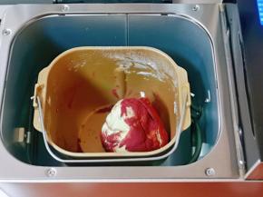 揉好的面团取出一半，剩下的加入红曲粉，继续揉均匀。