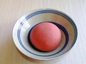 取出揉好的面团，揉光滑，放入大碗中。