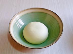 白色的面团同样揉光滑，放入器具中。