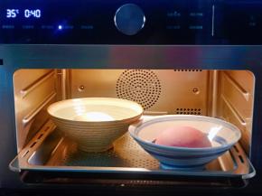 入蒸烤箱进行发酵，35度发酵40分钟。(室温发酵也可以，但是一定要保持面团的湿度)