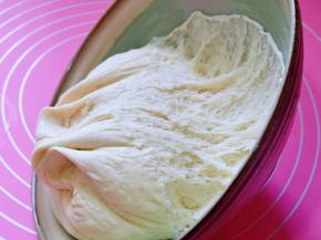 取出发酵好的面团，发酵完成的状态，全部是蜂窝状，取出两个颜色的面团排气，揉至光滑，盖上保鲜膜醒10分钟。