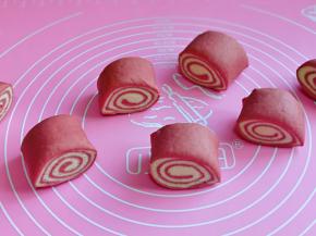 卷好的长卷，用切刀切出等份的馒头胚，用手稍微整形一下。